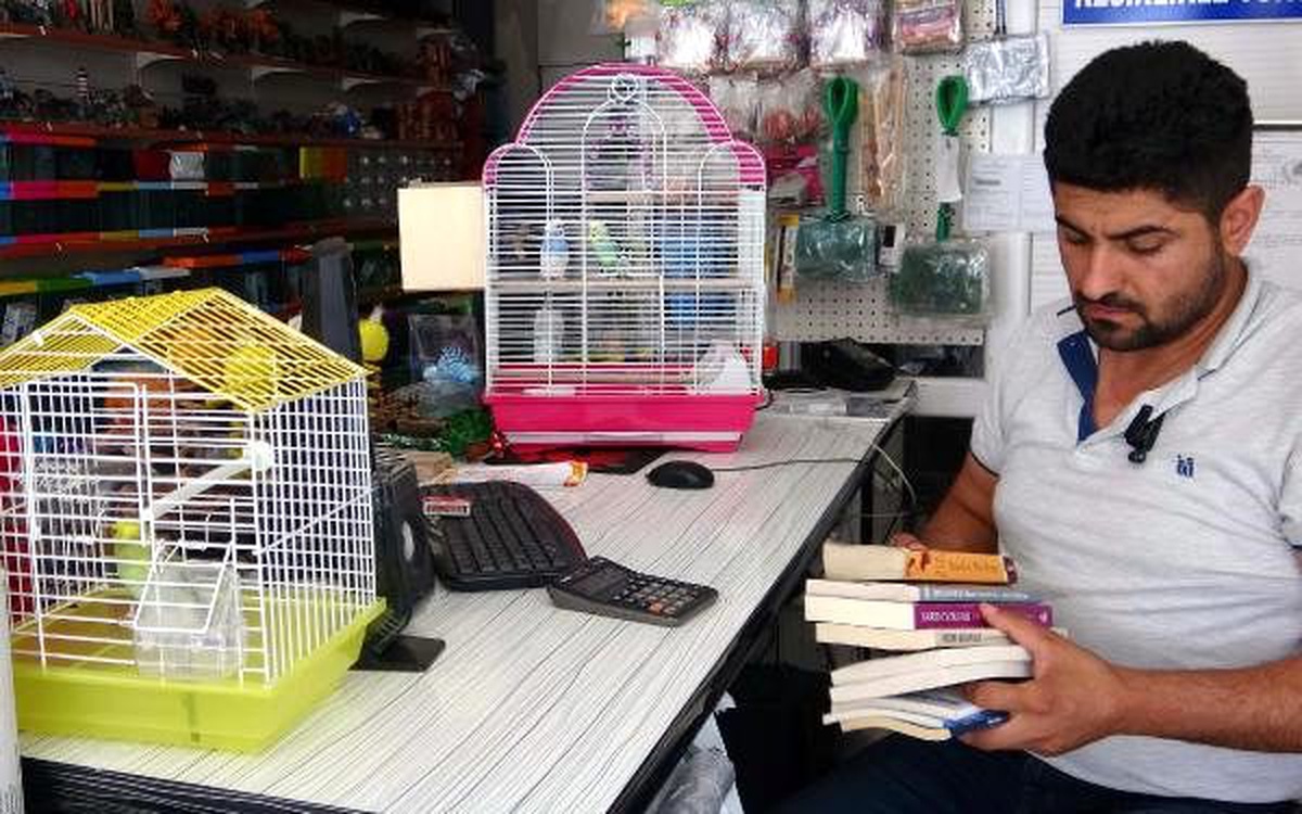 Petshop\'ta kitap karşılığı kuş