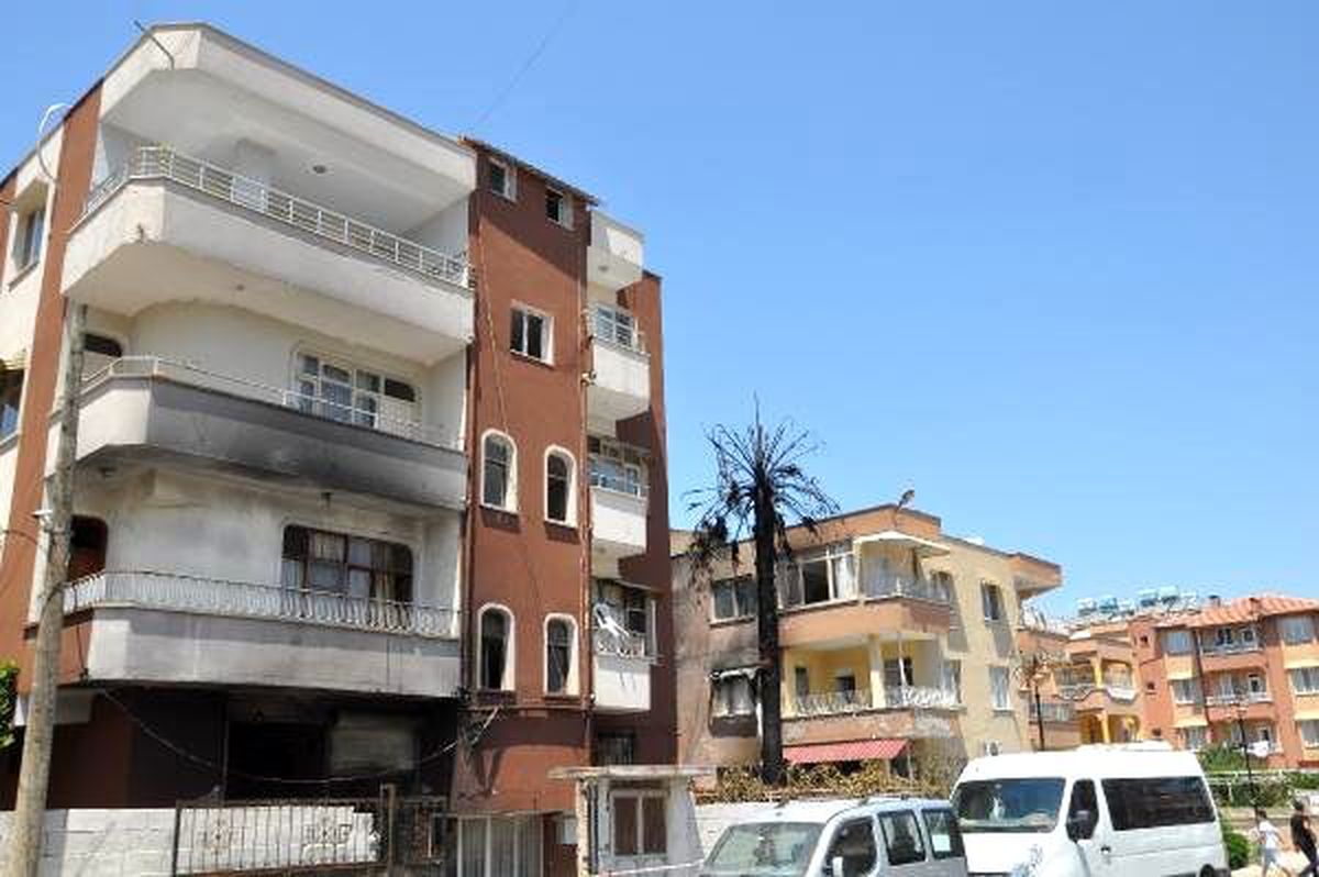 Reyhanlı\'da, derneğin deposunda çıkan yangının nedeni araştırılıyor
