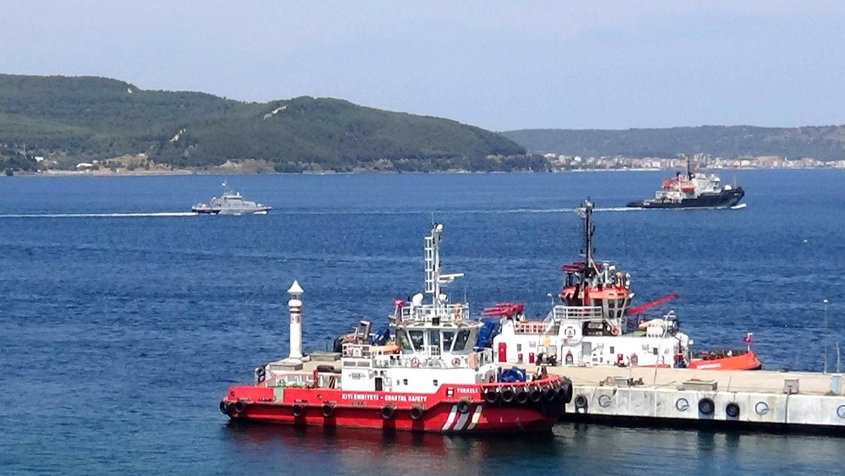 Rus arama kurtarma gemisi Çanakkale Boğazı\'ndan geçti