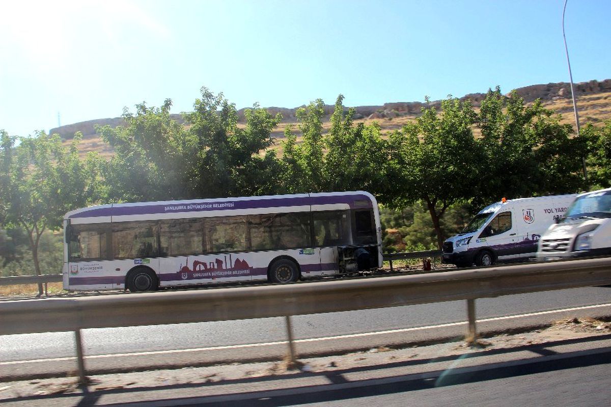 Seyir halindeki otobüs bir anda alev aldı
