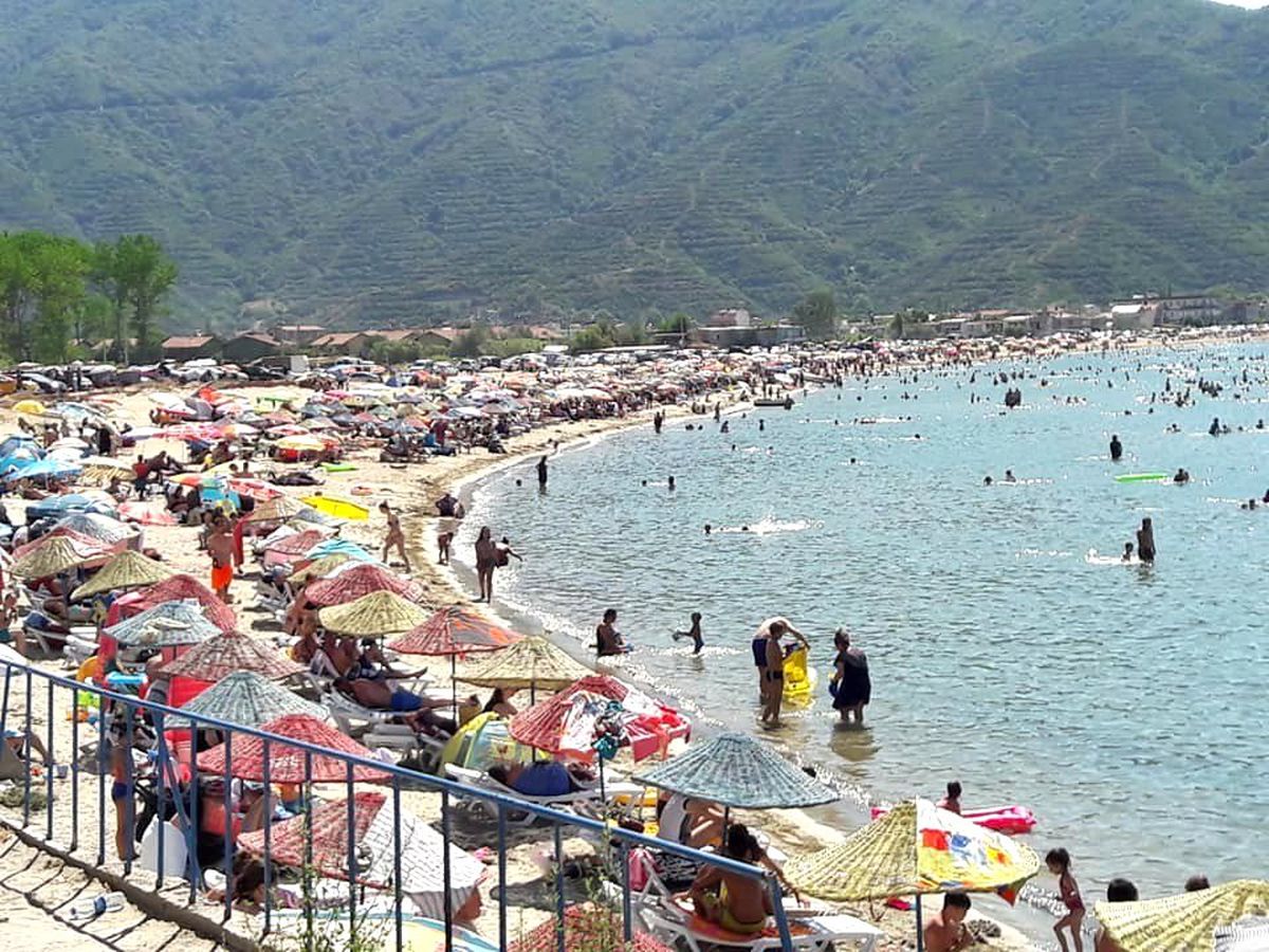 Sıcaktan bunalan halk soluğu denizde aldı
