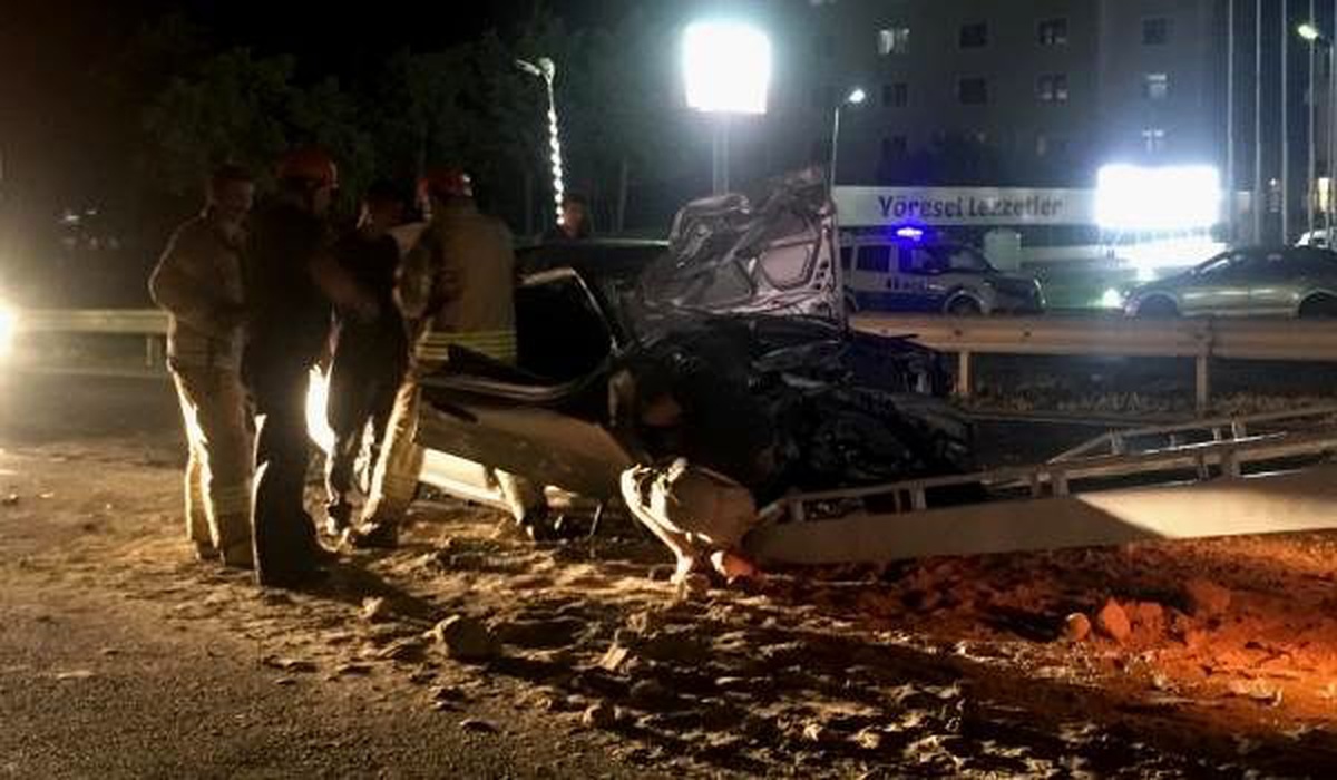 Silivri\'de kamyona çarpan otomobil hurdaya döndü: 2 yaralı