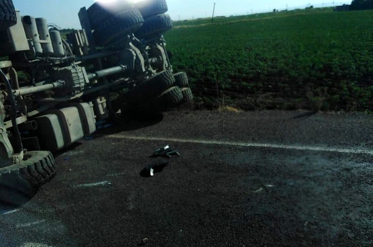 Sınıra zırhlı araç sevkıyatı yapan tır devrildi: 2 asker yaralı