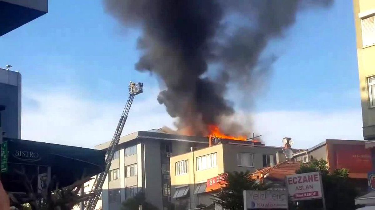 Şişli\'de 5 katlı binanın çatısında korkutan yangın