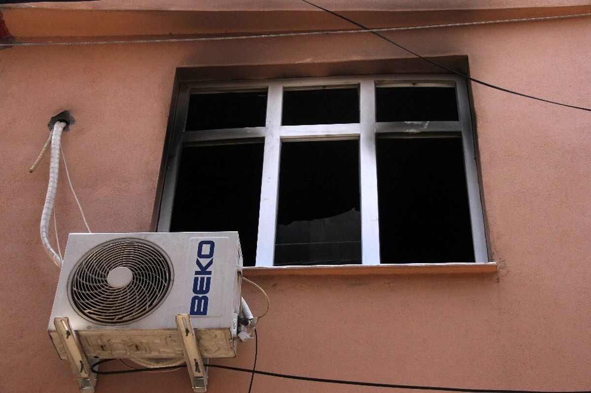 Spot lamba eşyaları küle çevirdi
