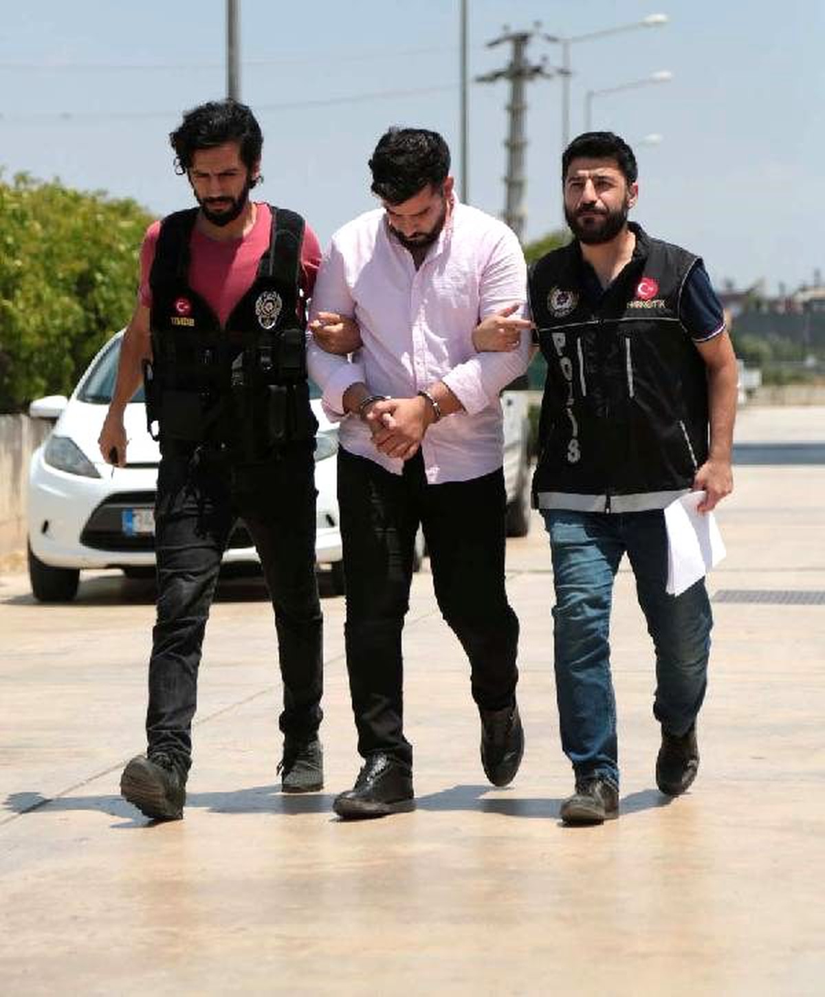 Suriyeli sürücünün otomobilinin motorundan esrar çıktı