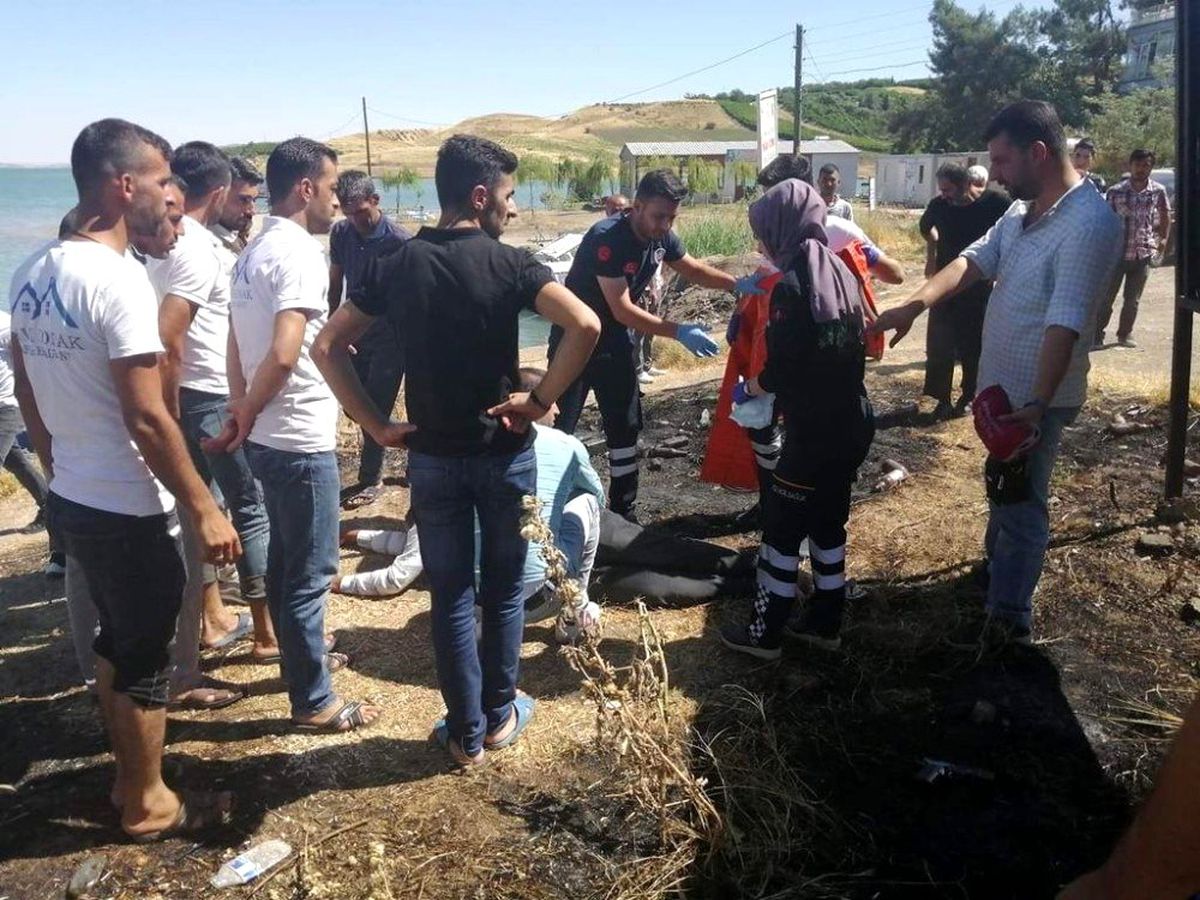 Tabancayla oynayan genç kendini vurdu