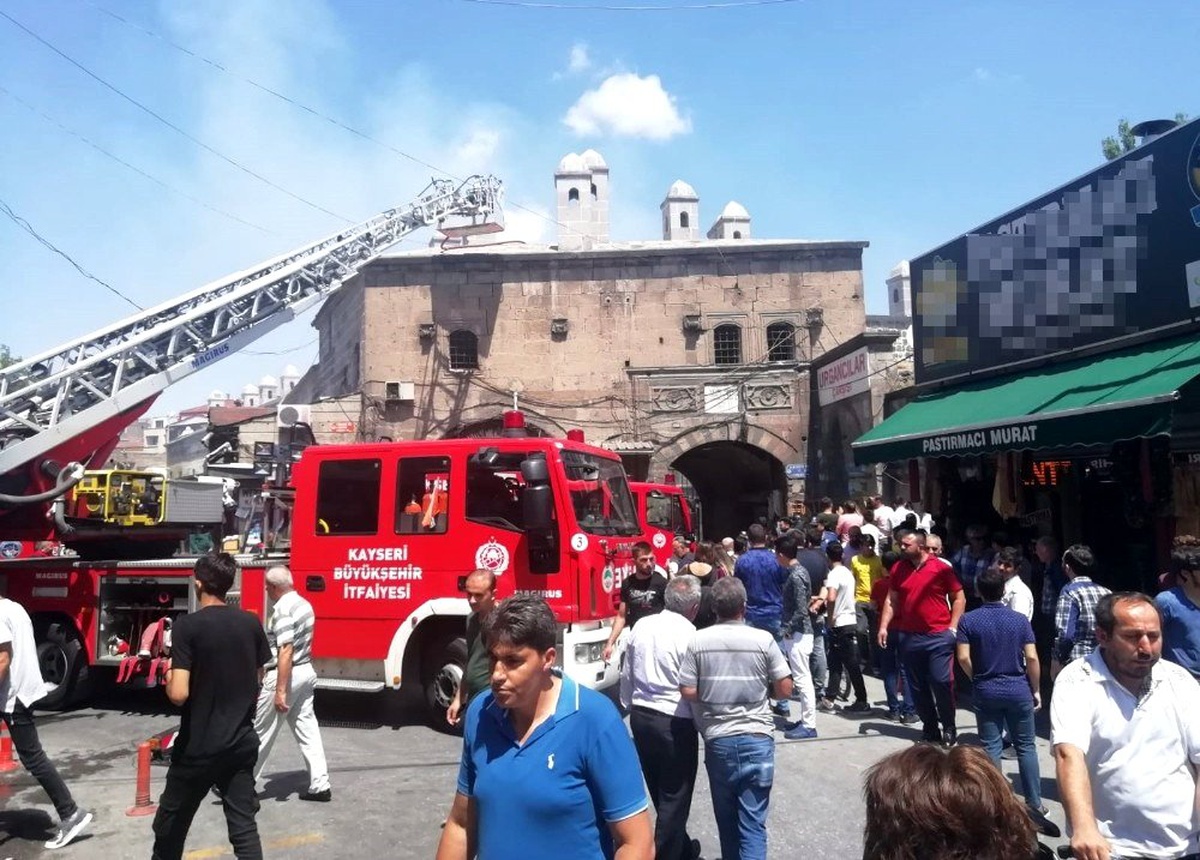 Tarihi Vezir Hanı\'nda korkutan yangın