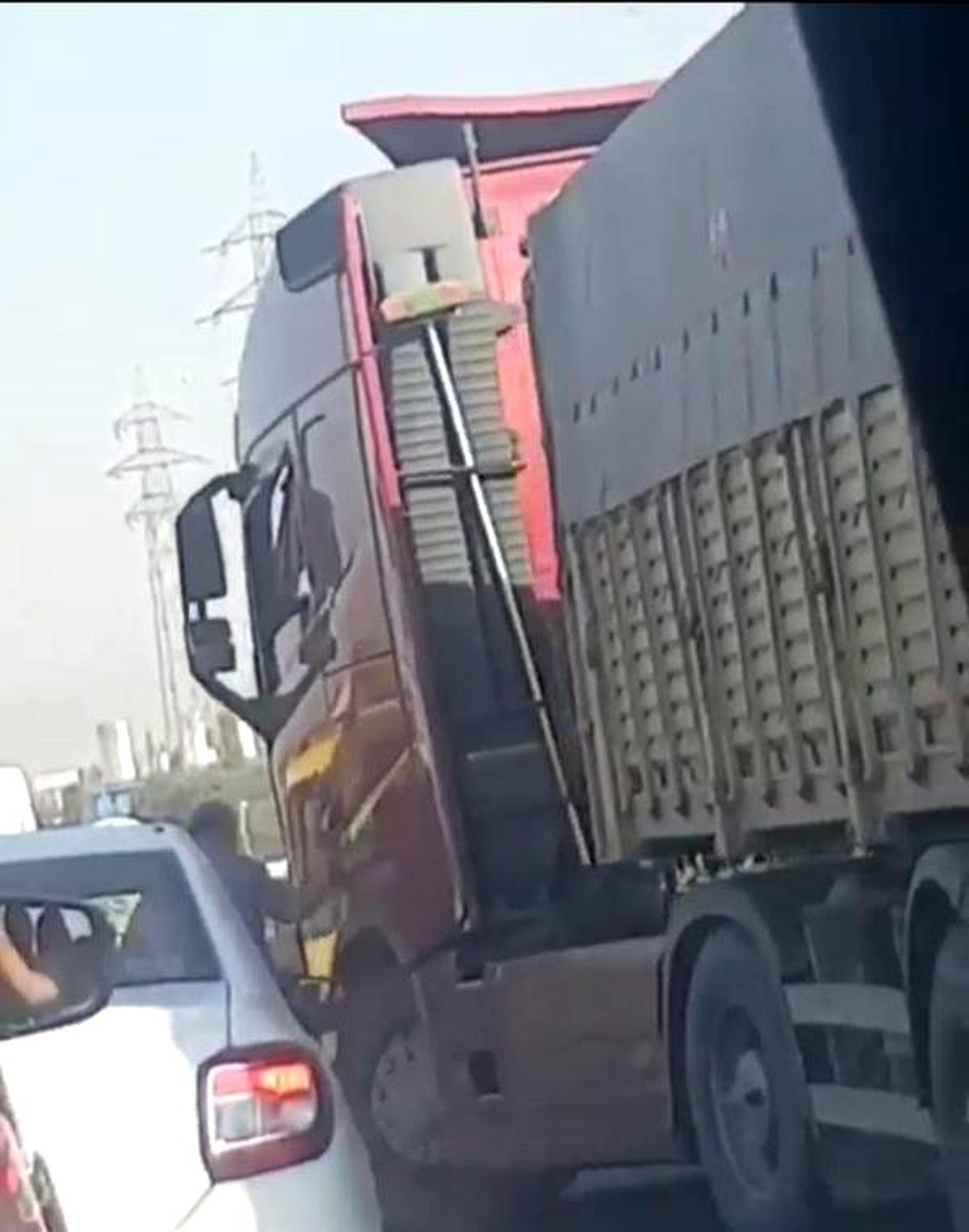 TIR sürücüsü, aracını tartıştığı kişinin üzerine sürdü