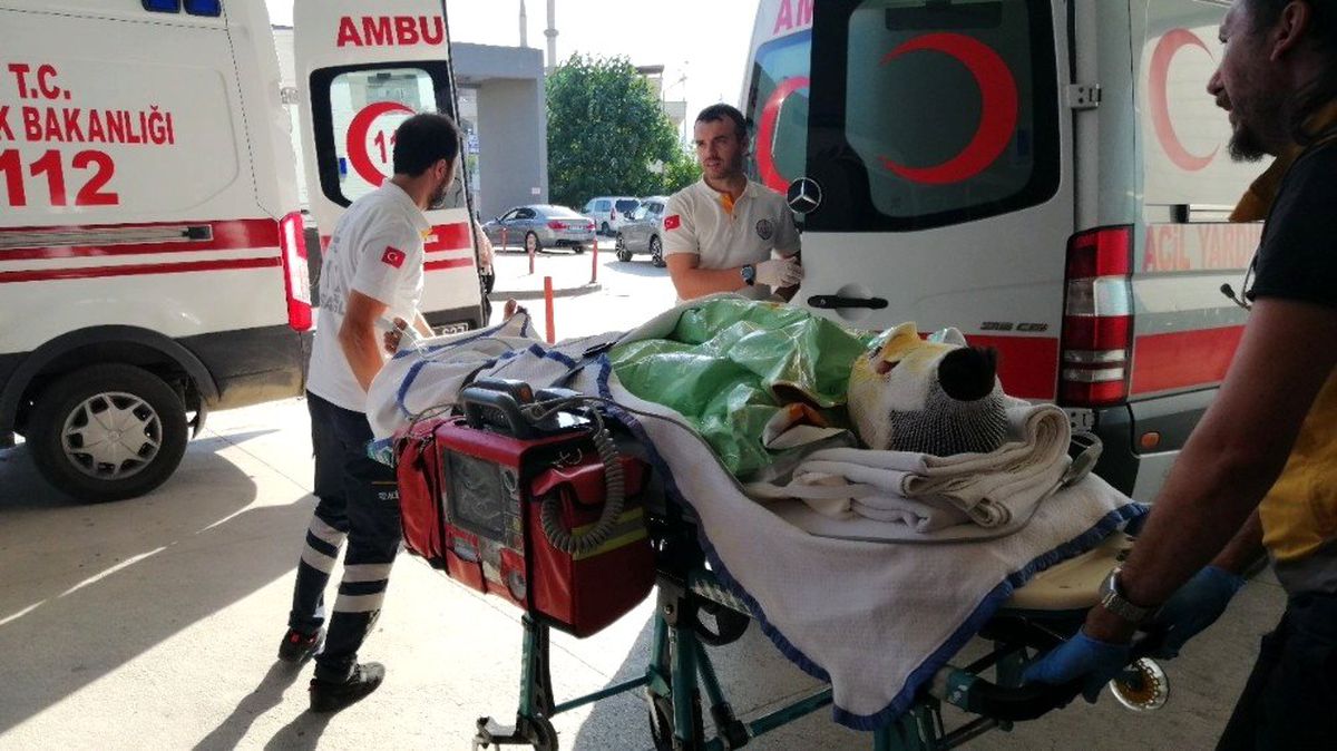 Tişörtünü almaya giden işçinin üzerine yanan elektrik kablosu düştü