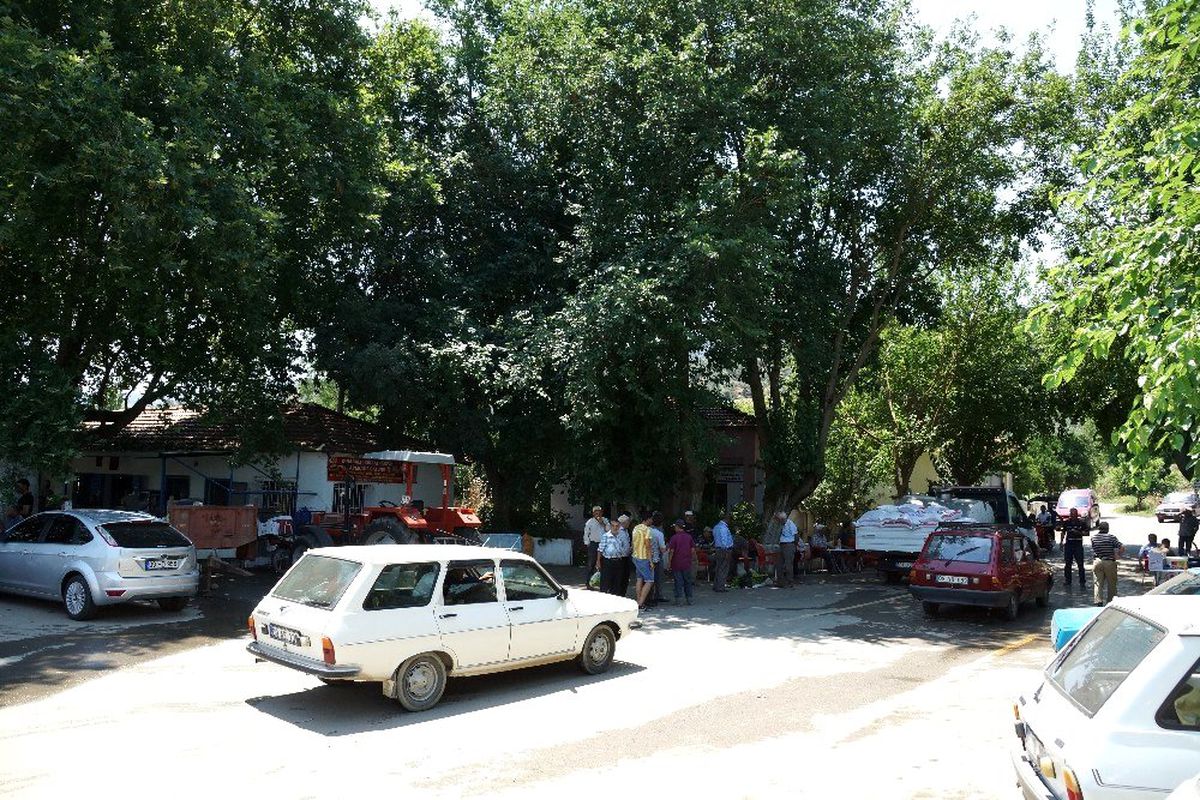 Tokatbaşı Meydanı\'nda 100 yıldır alış veriş devam ediyor