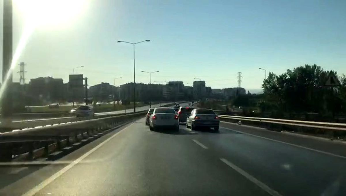 Trafik magandalarının diğer sürücüleri tehlikeye atma anı kameralara yansıdı