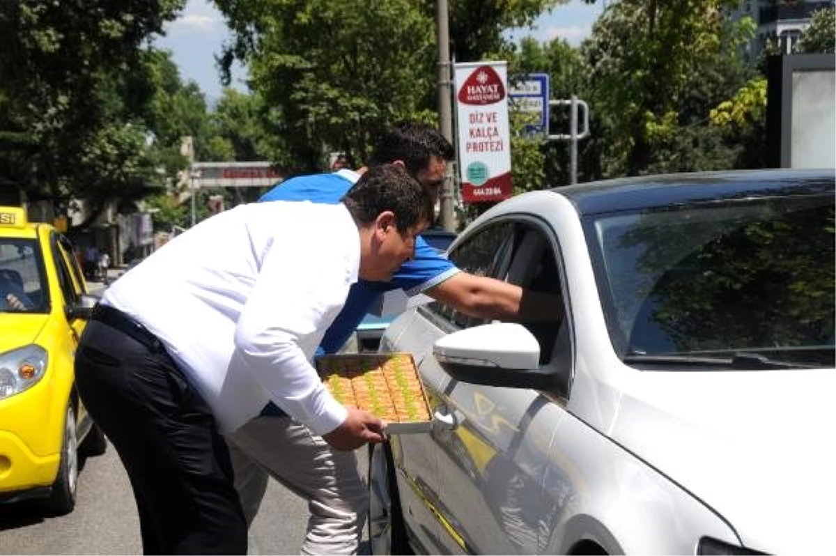 Trafik magandası baklavacı kardeşlere Bursalı baklavacıdan tepki