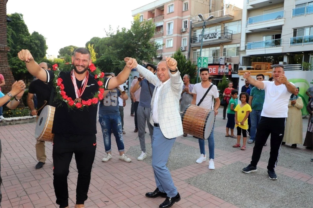 Turgutlulu güreşçiler için coşkulu karşılama