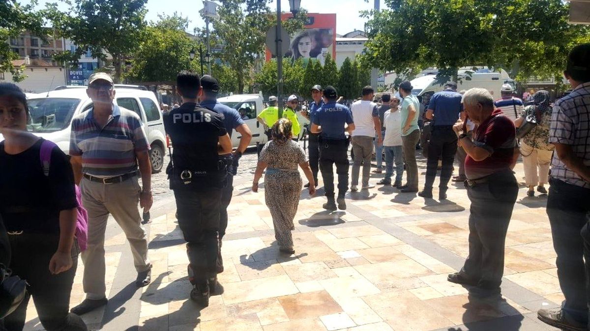 Üvey annesini sokak ortasında bıçakladı