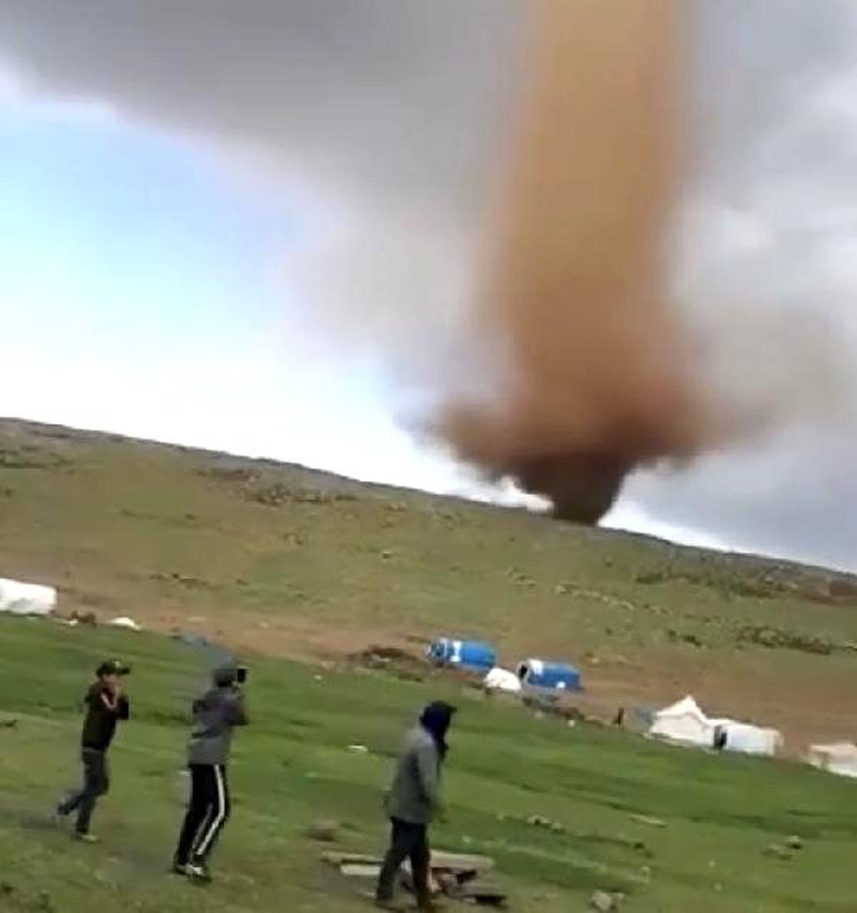 Yaylada çıkan hortum göçerleri korkuttu