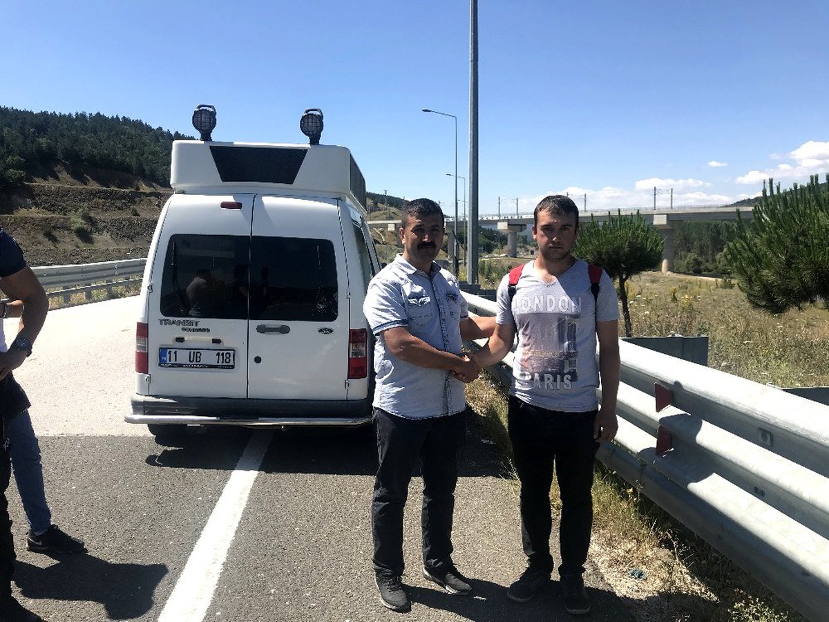 Yol kenarında 1,5 kilo ağırlığında ziynet eşyası bulan işsiz genç polisi aradı