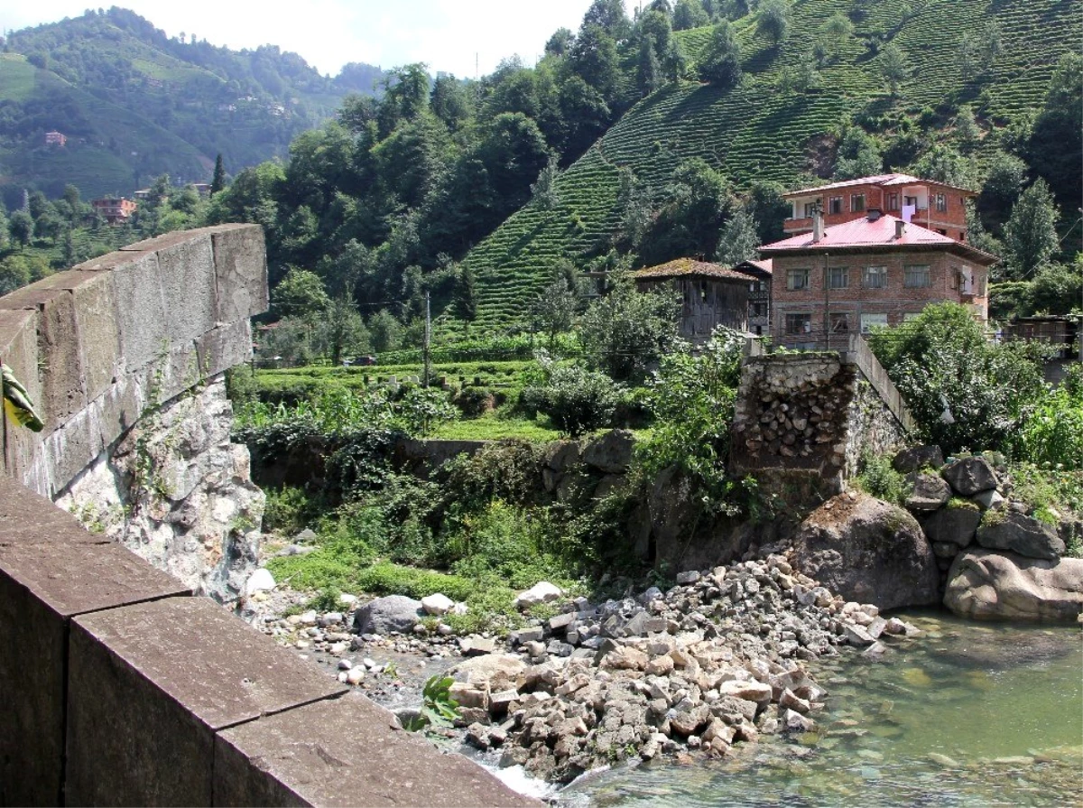 200 yıllık tarihi taş köprü bir anda yıkıldı
