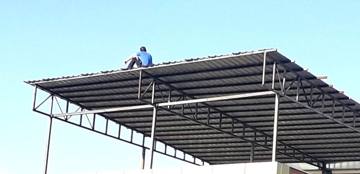 7 saat çatıda bekledi, onlarca görevliyi meşgul etti