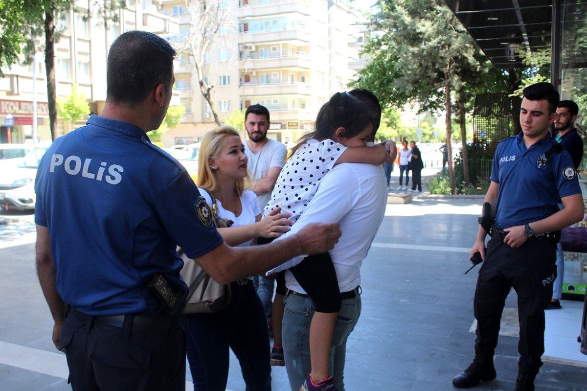 Annesine gitmek istemeyen çocuğun çığlıkları sokağı inletti