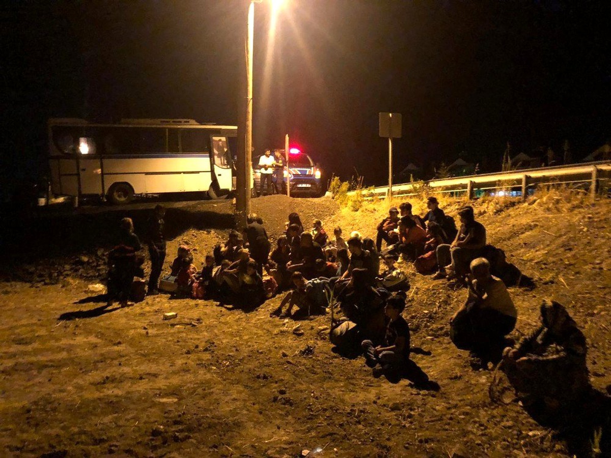 Ayvalık\'ta 99 düzensiz göçmen yakalandı