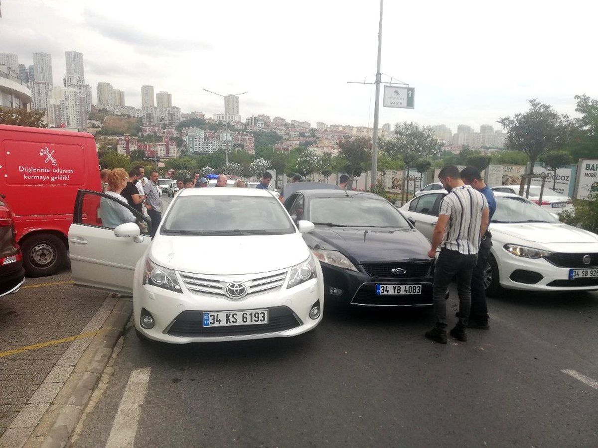 Bahçeşehir\'de banka çıkışı kadına kapkaç dehşeti