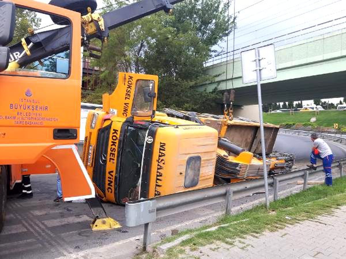Bakırköy\'de seyir halindeki vinç devrildi
