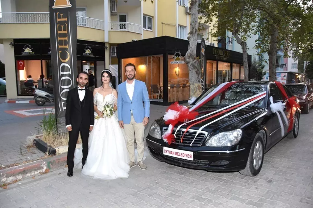 Başkanın makam aracı gelin arabası, kendisi de şoför oldu