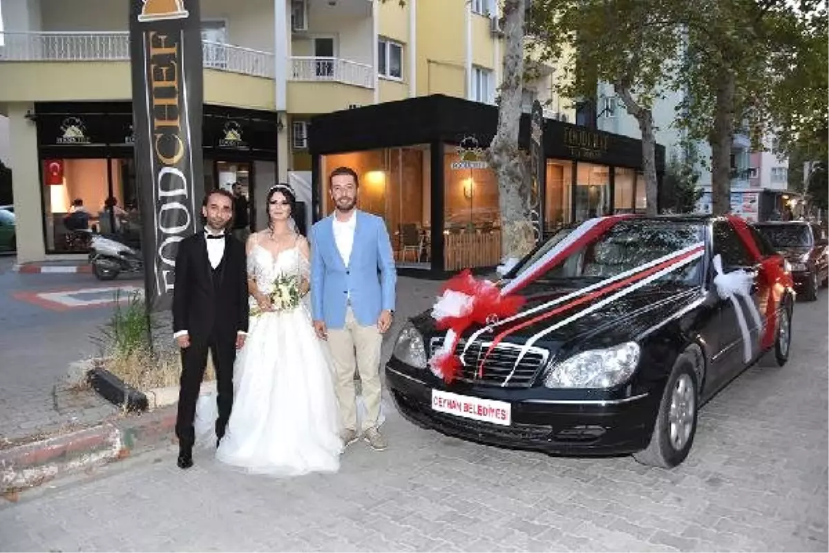 Başkanın makam aracı gelin arabası, kendisi de şoför oldu