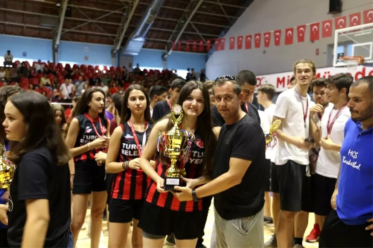 Basketbolda Turgutlu Belediyespor rüzgarı esti