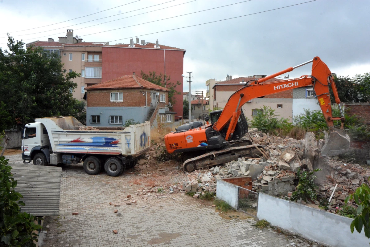 Belediye Metruk Evlerin yıkımını sürdürüyor