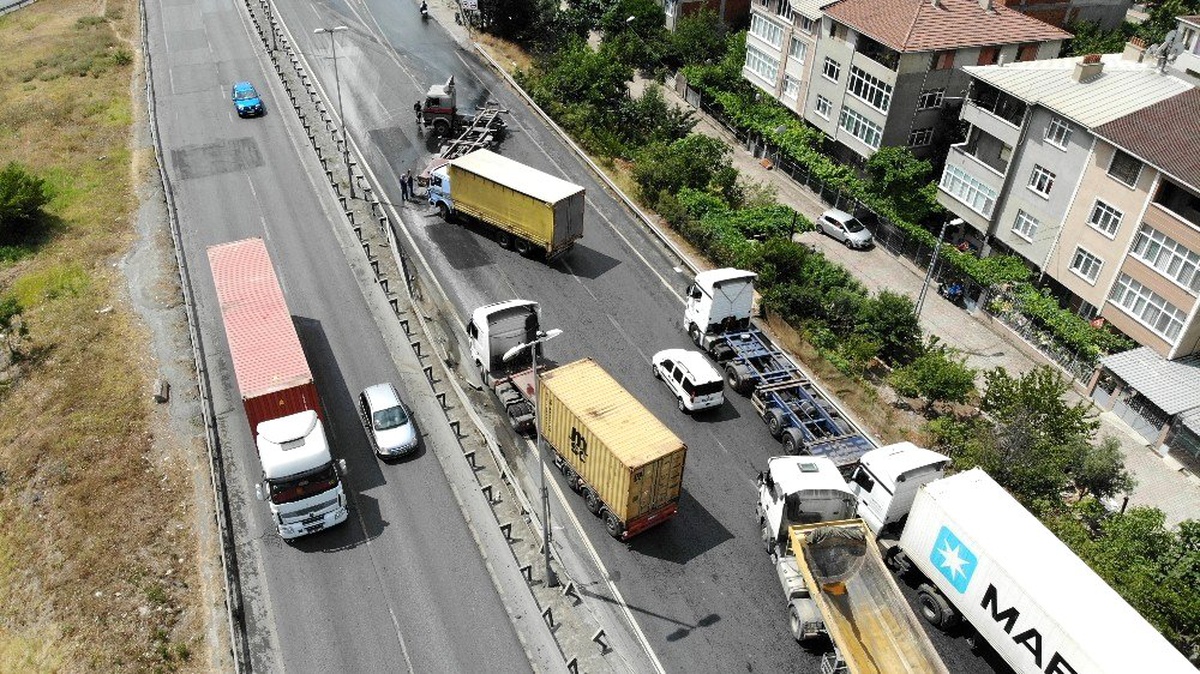 Beylikdüzü Ambarlı Liman yolunda rot kolu kırılan tır bariyerlere çarptı.