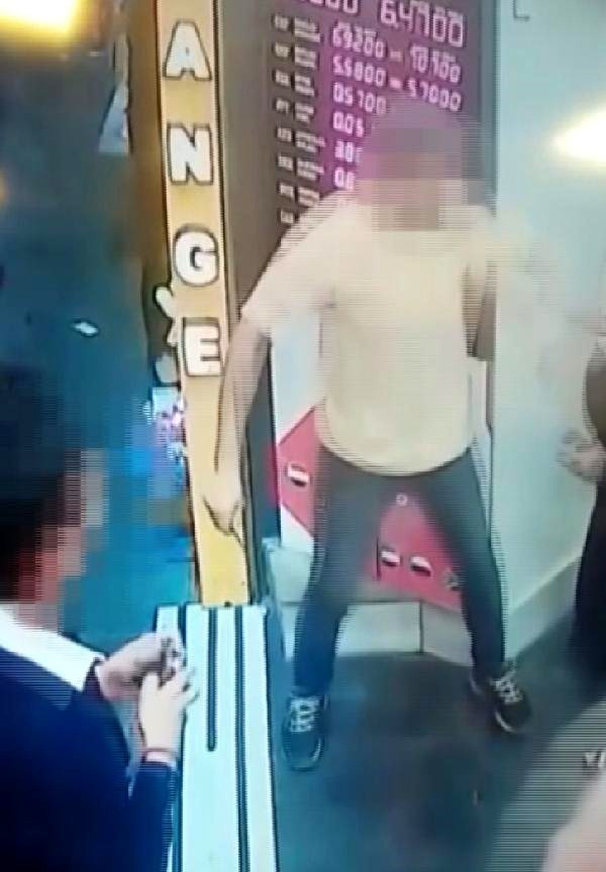 Beyoğlu\'nda korku dolu anlar yaşatan gaspçı yakalandı
