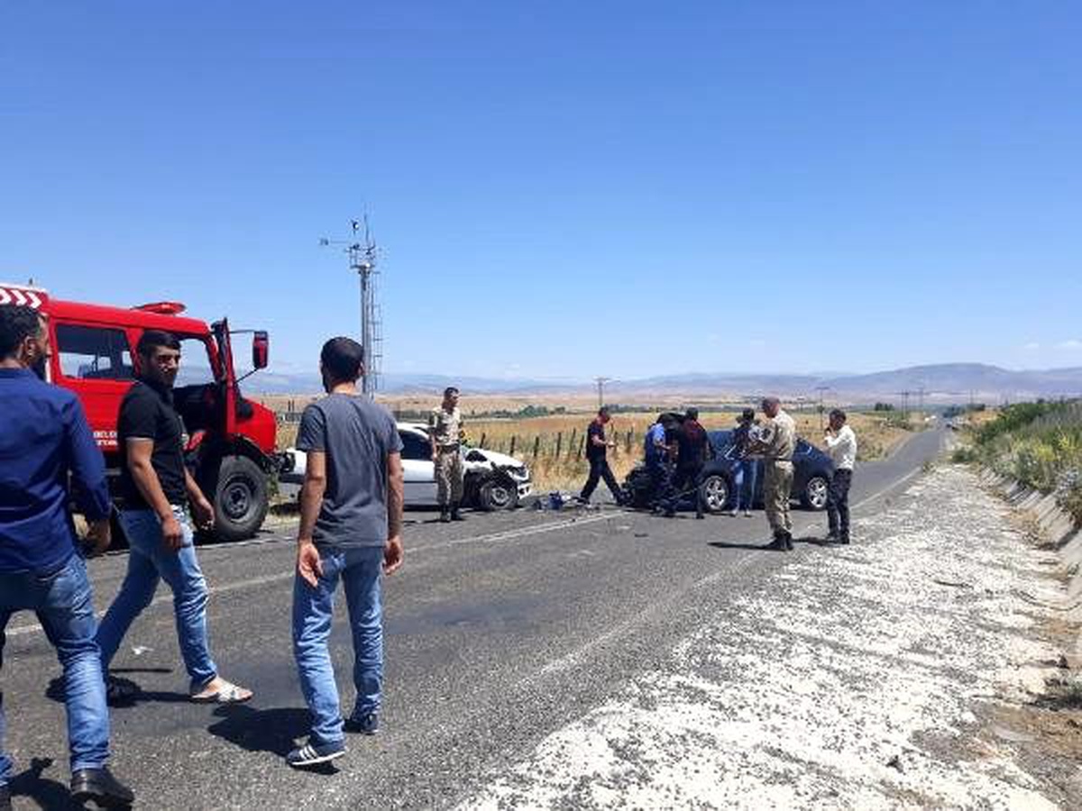 Bingöl\'de otomobiller kafa kafaya çarpıştı: 7 yaralı