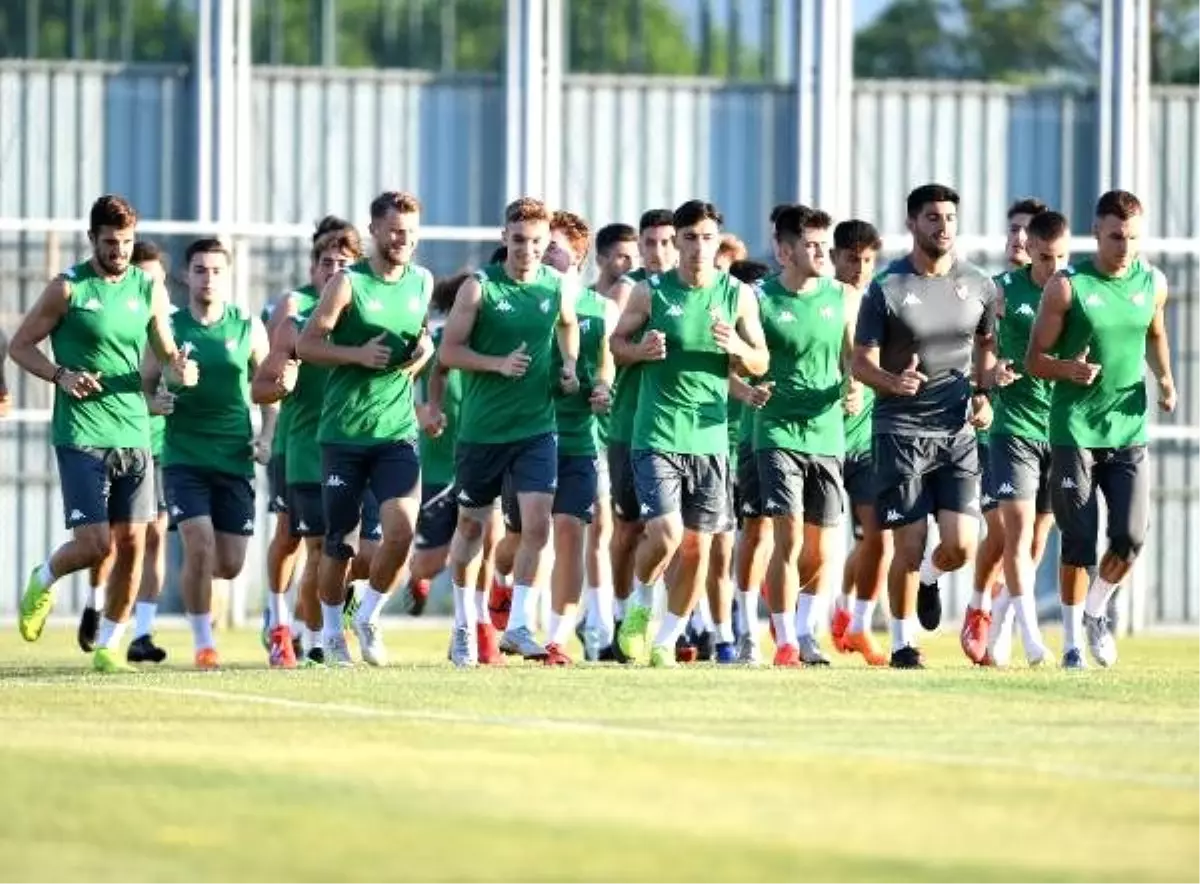 Bursaspor hazırlıklarına altyapıdan çıkardığı gençlerle başladı