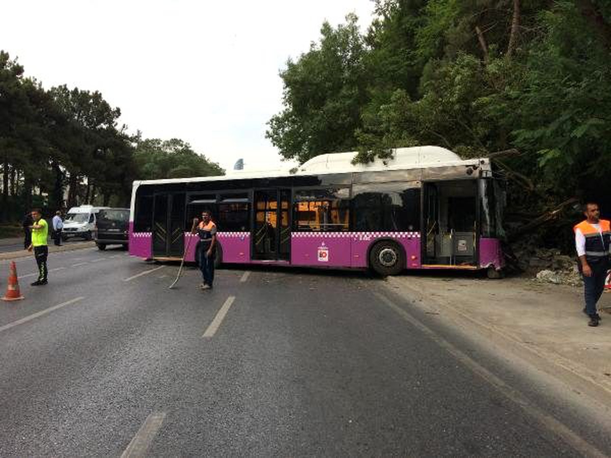 Büyükdere Caddesi\'nde halk otobüsü duvara çarptı(1)