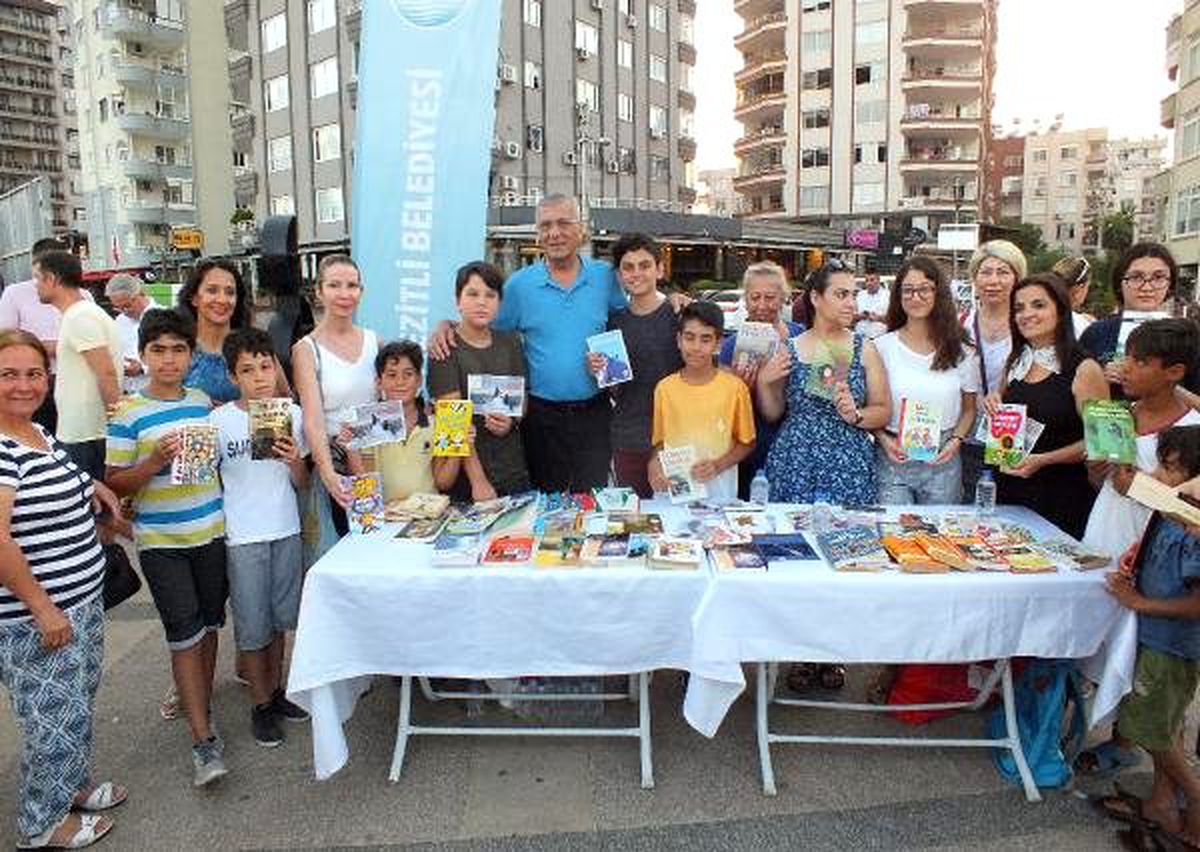 Çocuklar, kitap satıp sokak hayvanları için mama alacaklar