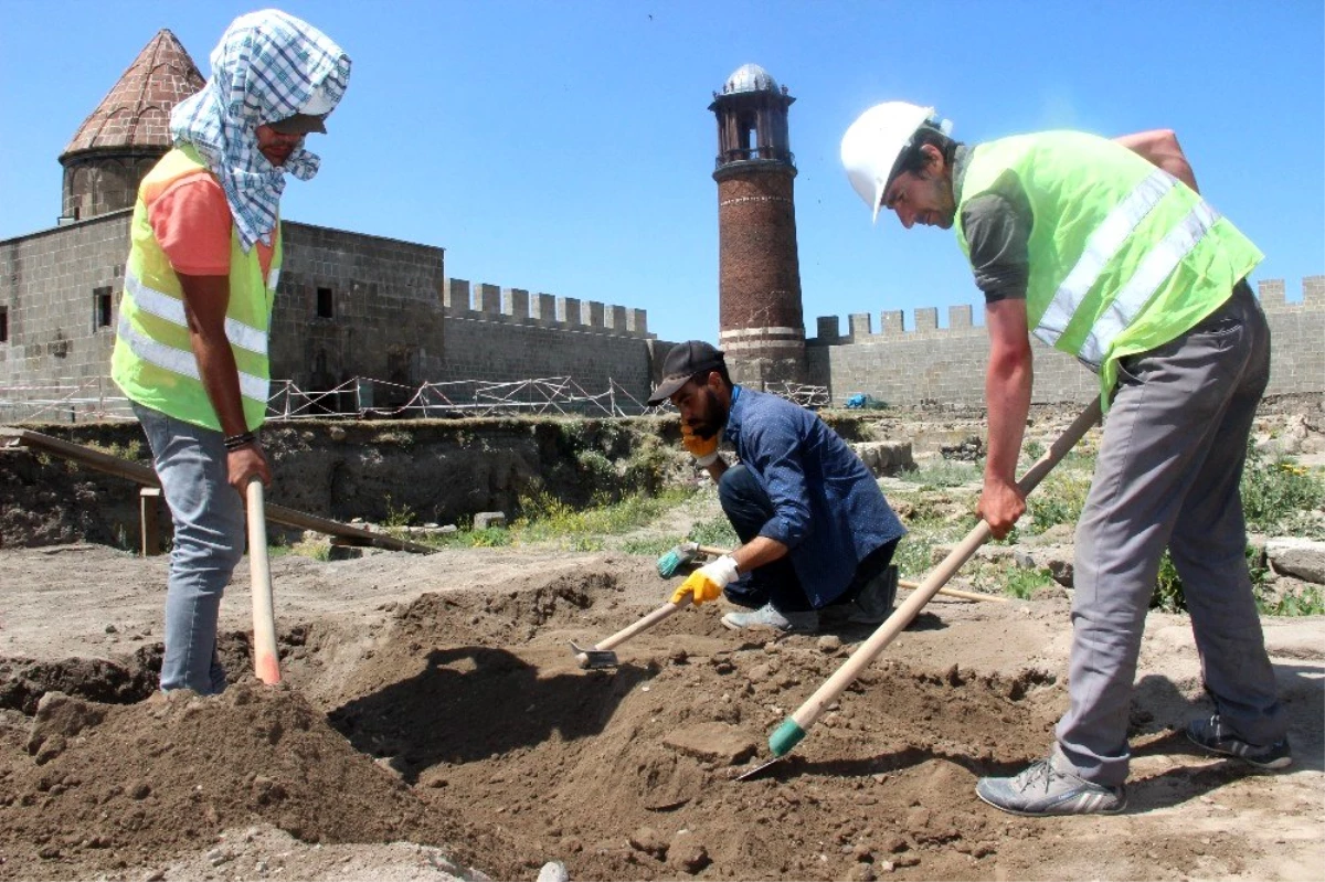 Erzurum Kalesi\'nde tarihi kazı