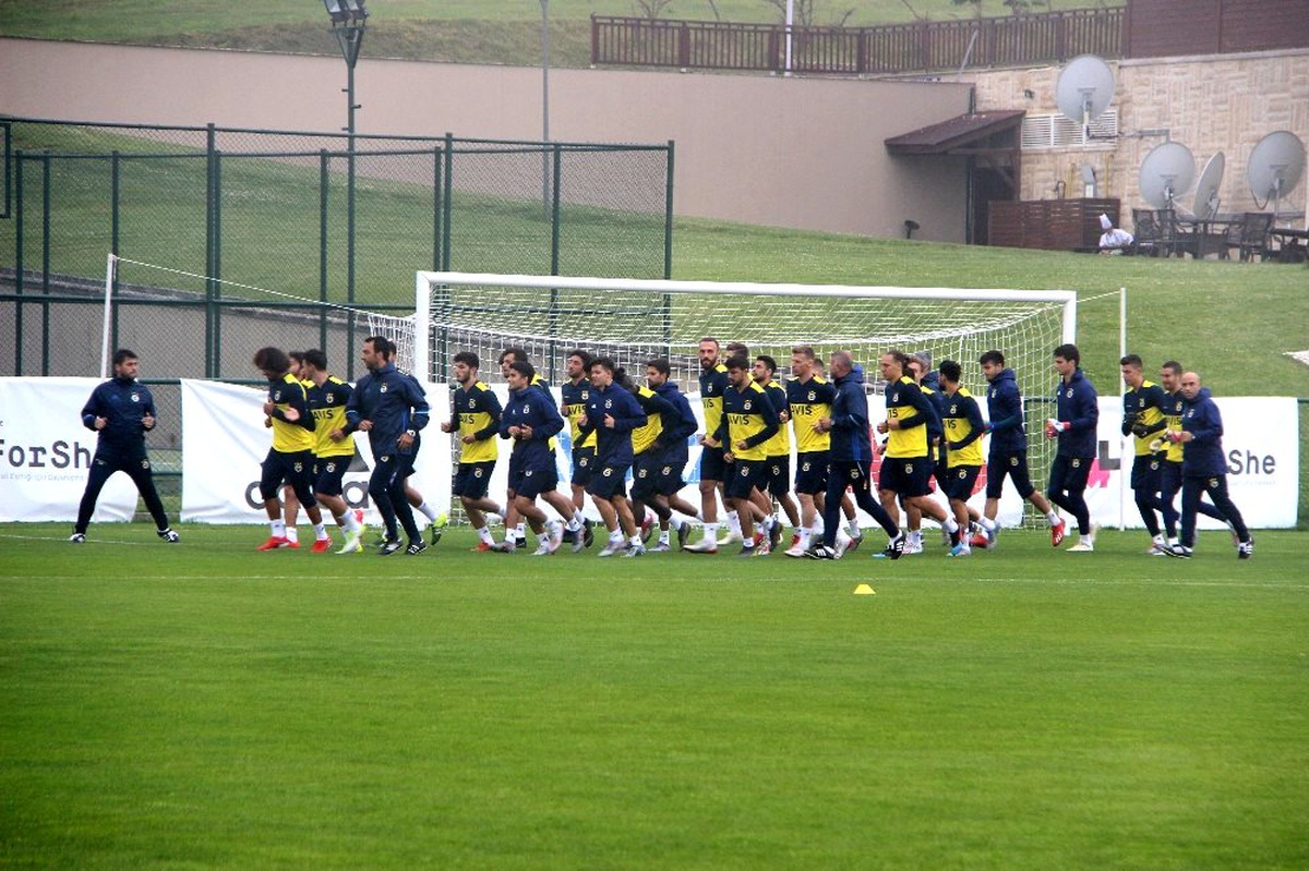 Fenerbahçe sis ve yağmur altında çalıştı