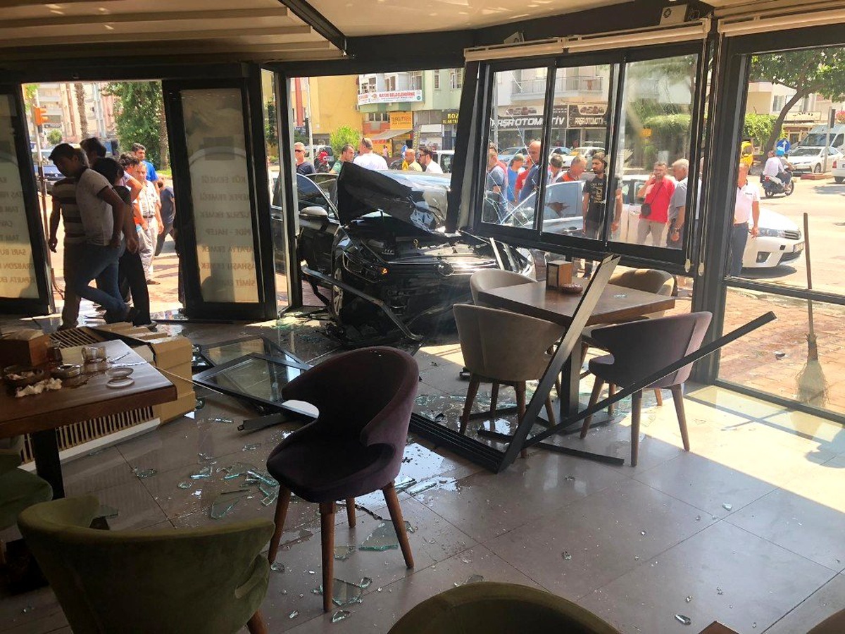 Fırına dalan otomobilin altında kalmaktan kılpayı kurtuldular