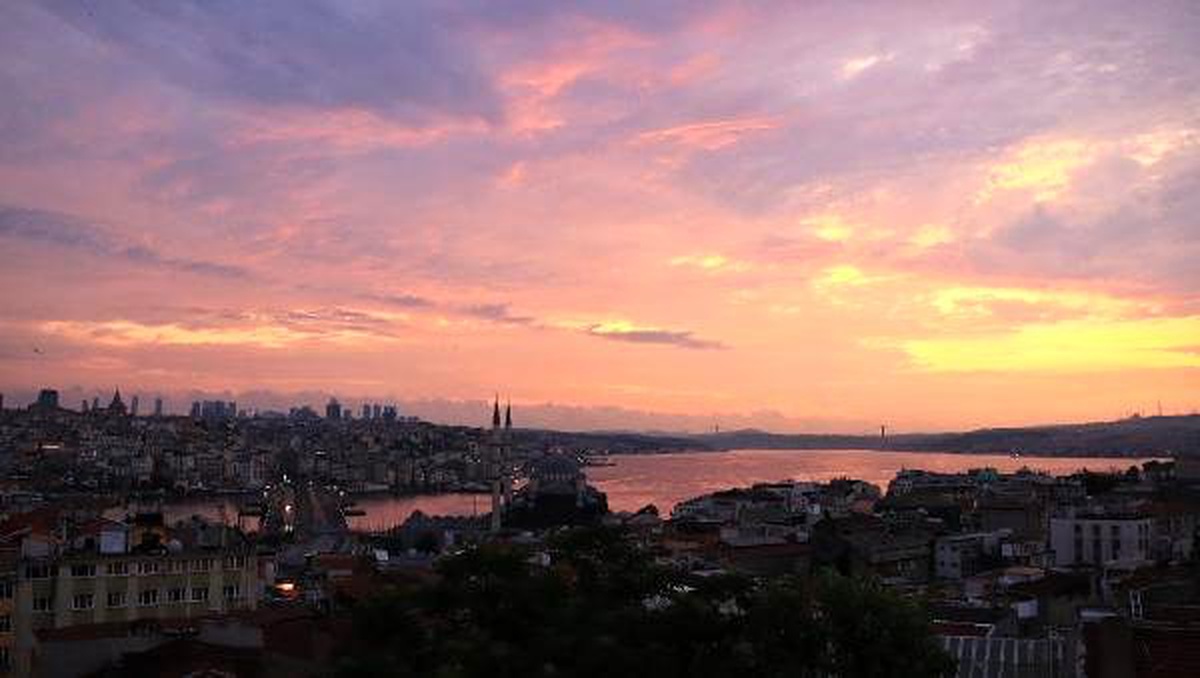 İstanbul\'da gün doğumu gökyüzünü kızıla boyadı