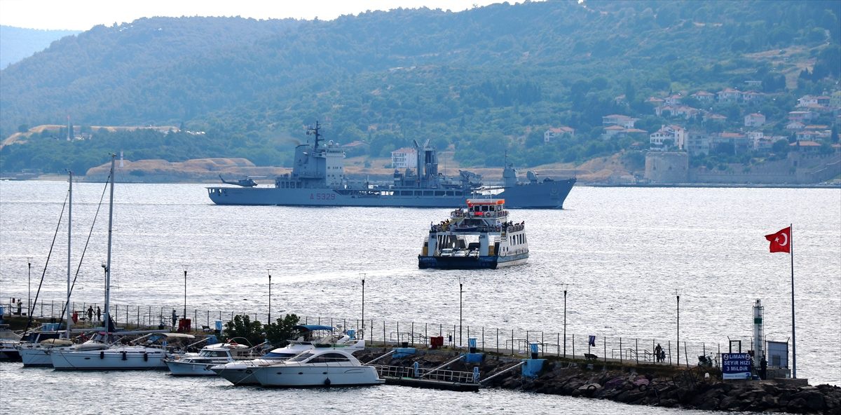 İtalyan ve Fransız askeri gemileri Çanakkale Boğazı\'ndan geçti