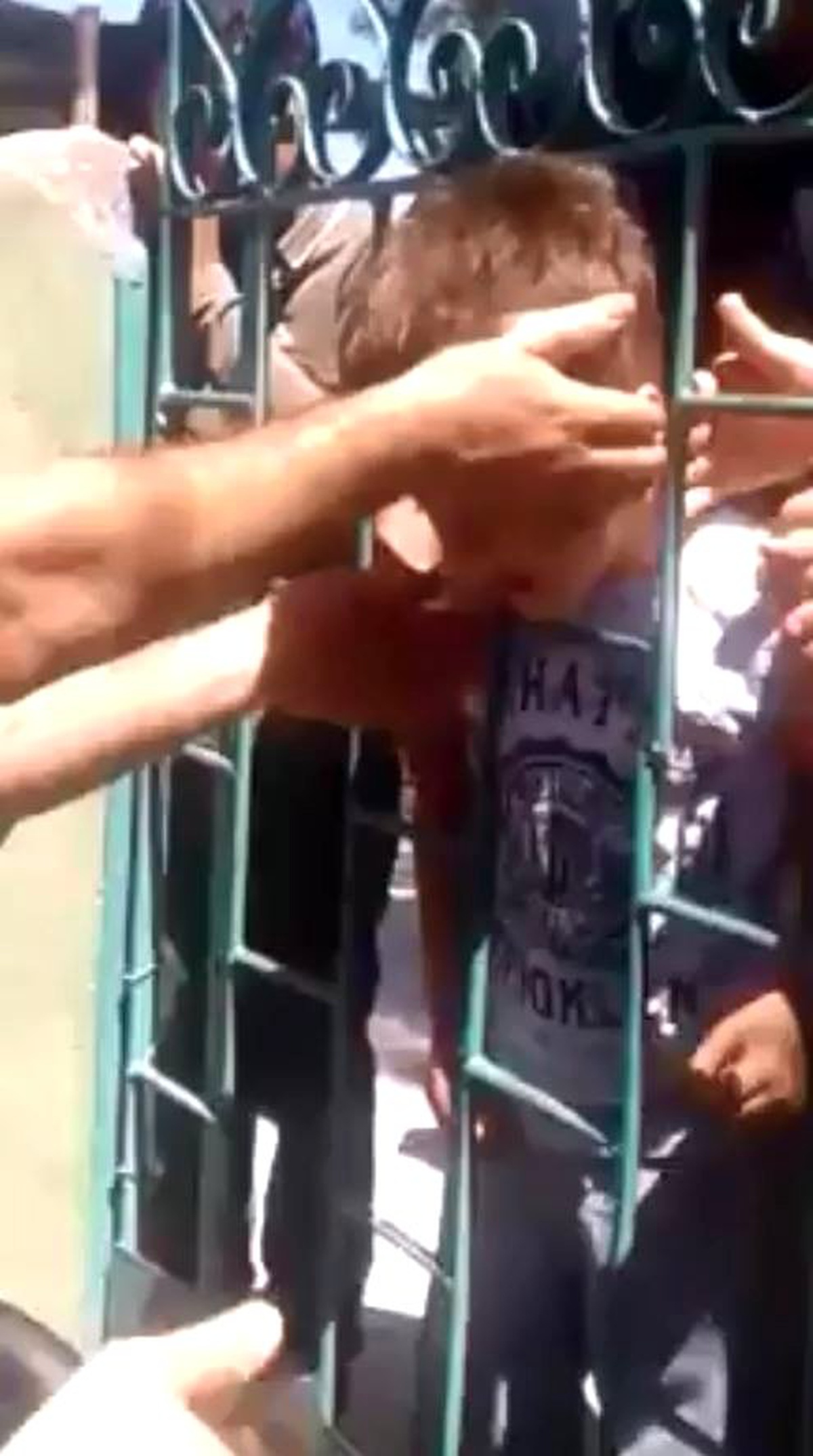 Kafası parmaklıklara sıkışan çocuğu itfaiye ekipleri kurtardı