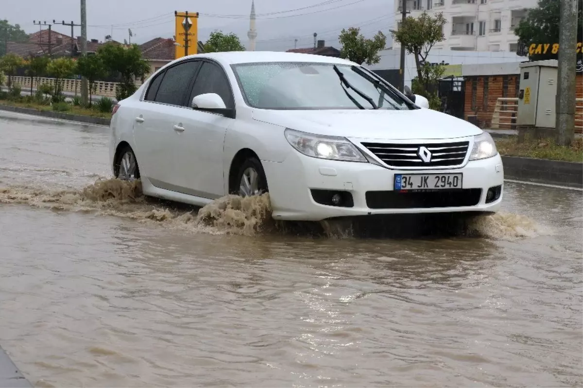 Karabük\'te kısa süreli yağış yolları göle çevirdi