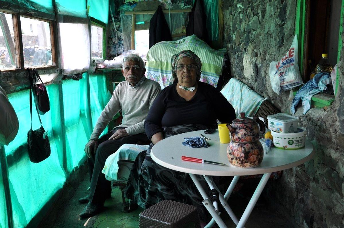Kars\'ta yaşlı çiftin tek odada yaşam mücadelesi