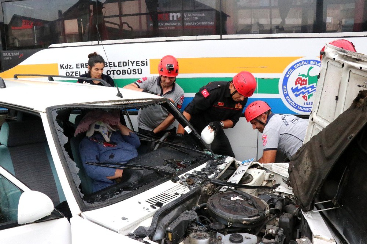 Kaza yaptığı otomobilde sıkışan kadın böyle kurtarıldı