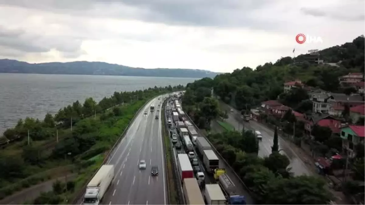 Kontrolden çıkan tır devrildi, TEM otoyolu Ankara istikameti kilitlendi.