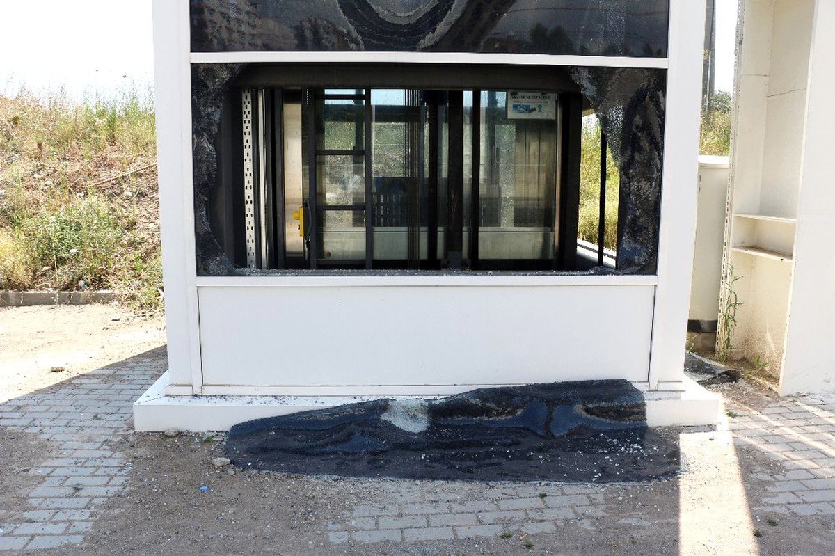 Magandalar engelli asansörünü harabeye çevirdi