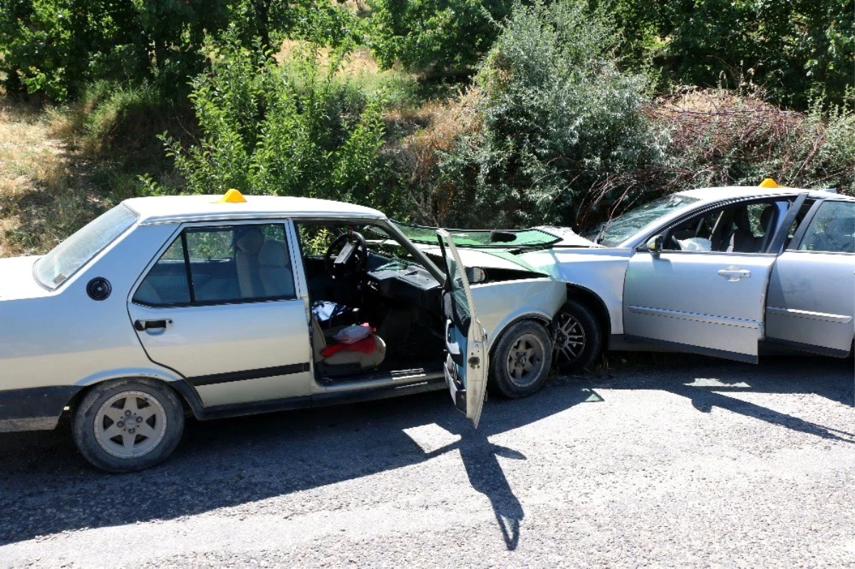 Malatya\'da iki otomobil kafa kafaya çarpıştı: 1 ölü, 2 yaralı