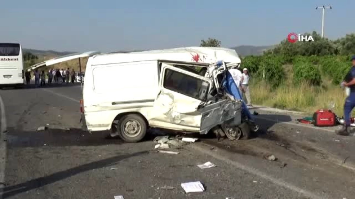 Manisa\'da otobüs ve minibüs çarpıştı: 6 ölü, 22 yaralı